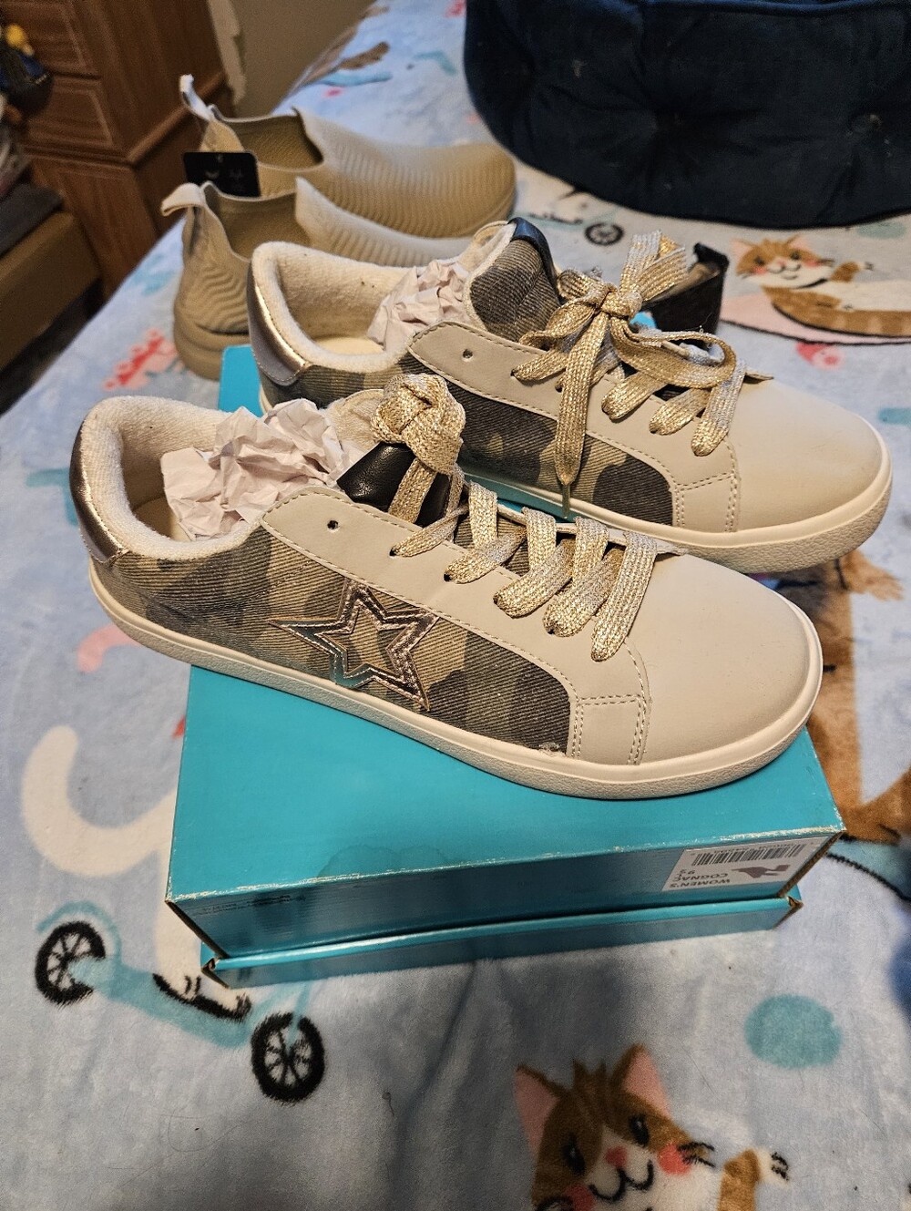 Casual Women's Camouflage Star Lace-Up Sneakers - Gold Accents